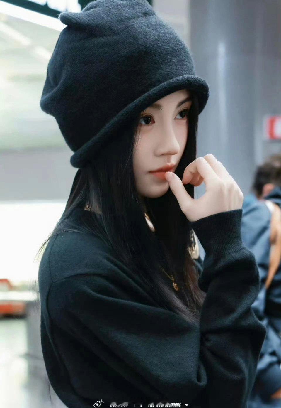 鞠婧祎米兰到达饭拍，好美好可爱[送花花] ​​​