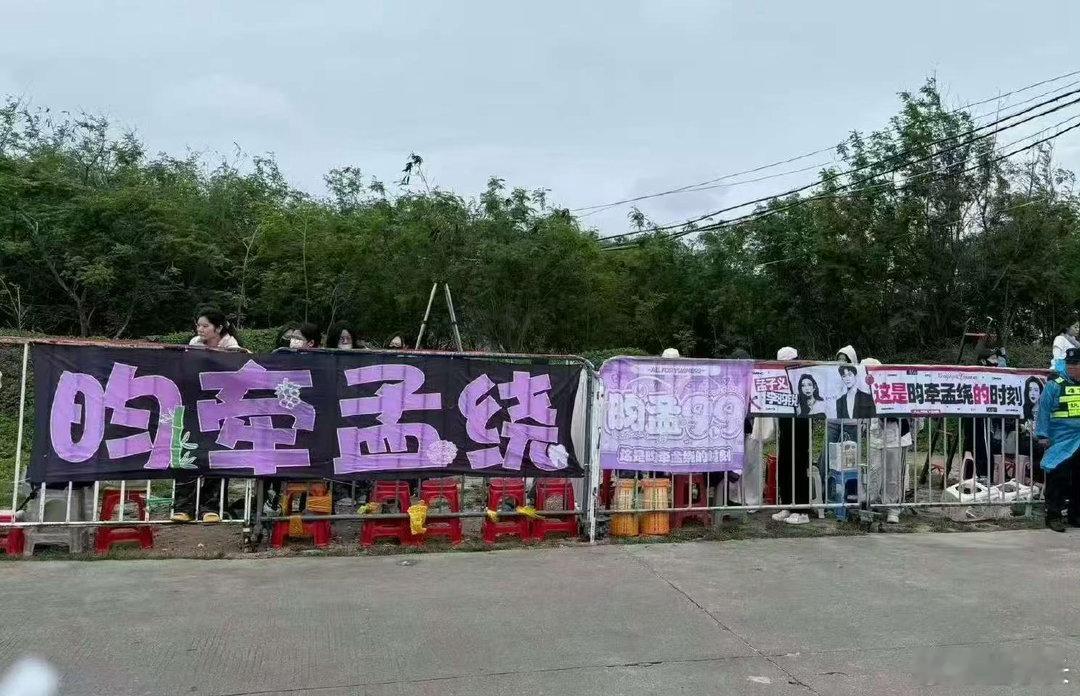 昀牵孟绕昀牵孟绕当初CP营业太过刻意，捆绑得太深，早就把粉丝滤镜养得死死的。当初