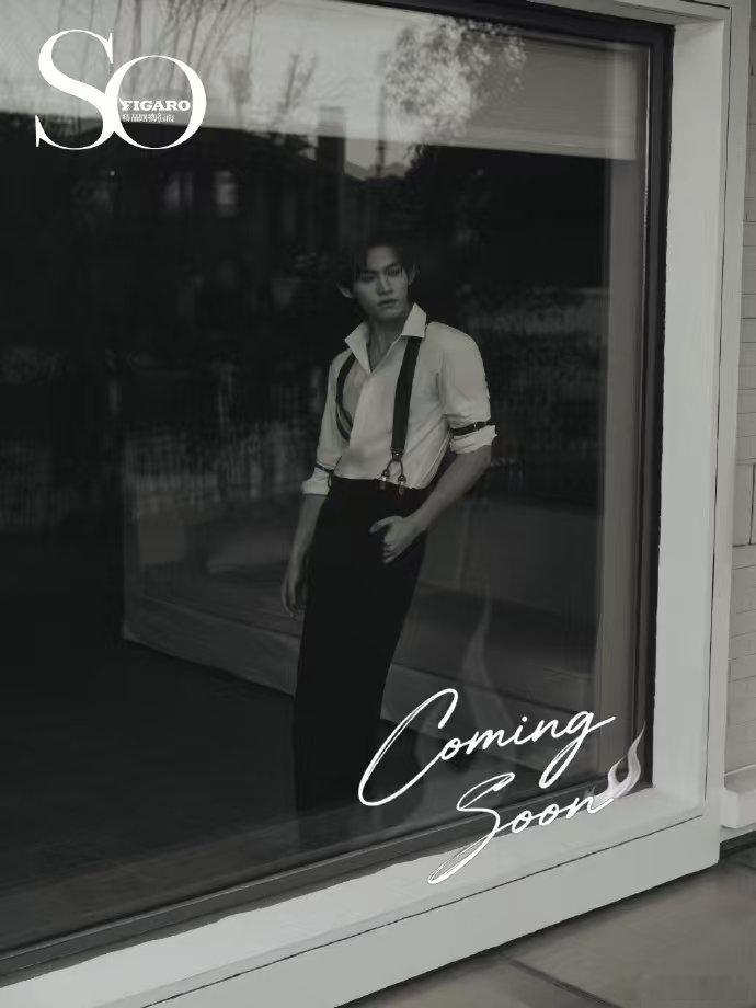 玻璃映出少年轮廓，吊带裤与白衬衫共舞，时光在快门声里凝固成诗。Coming So