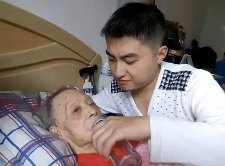 2021年，辽宁小伙跟奶奶长大，晚年奶奶患重病，医院下达3次病危通知，小伙为奶奶
