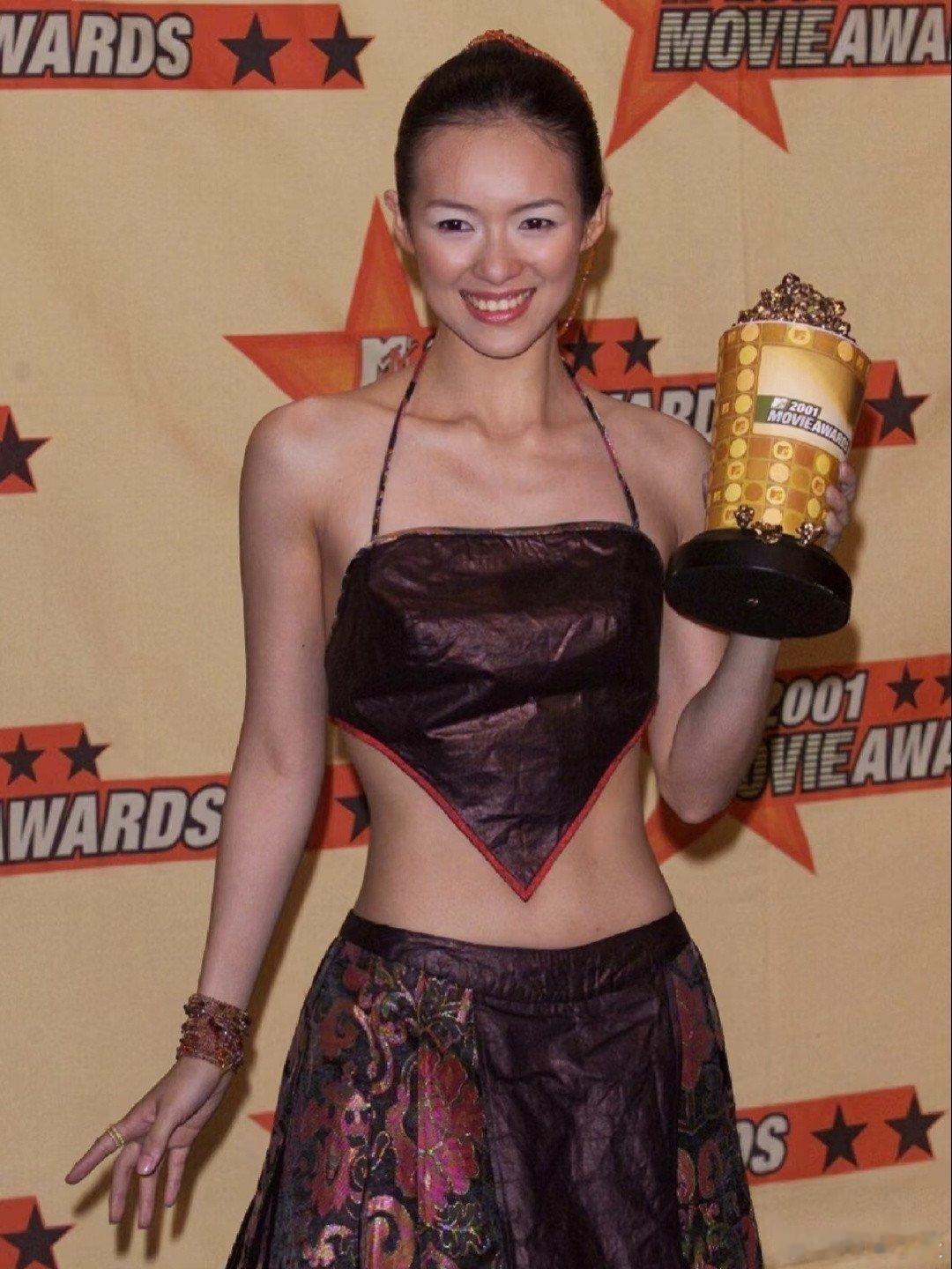 章子怡早期的吊带肚兜，时尚真的有轮回。第二张咋有点幻视周也，连身材都像！ 