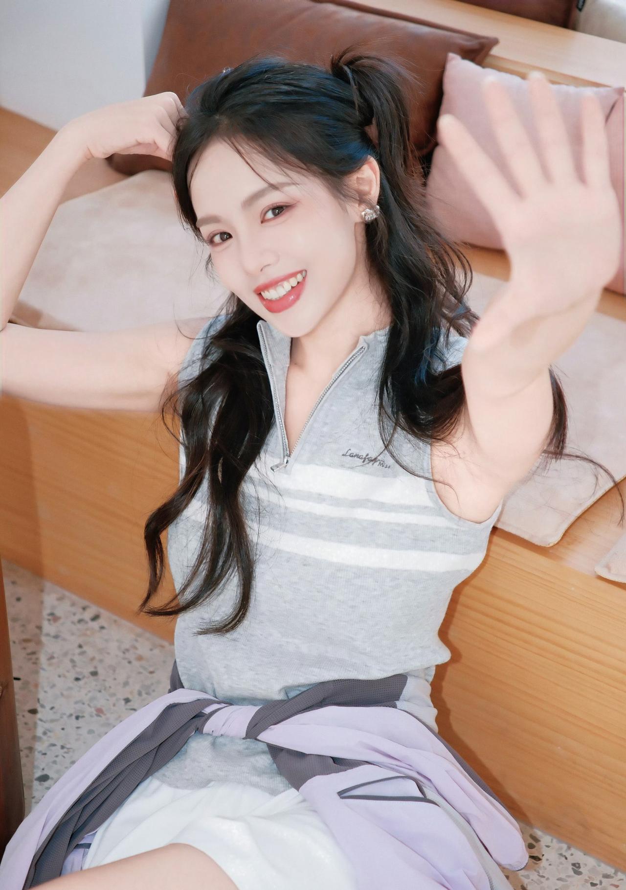 熊玉婷浅灰条纹无袖上衣，搭配紫灰系绑腰外套，清爽少女感