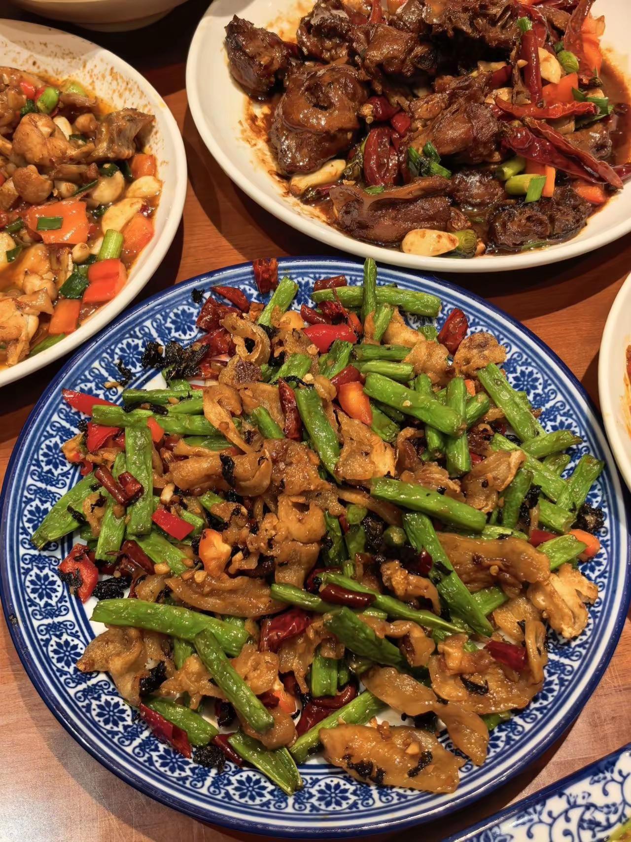 三宝村内，午后吃饭好去处✨。三宝村内，午后吃饭好去处✨逛三宝瓷谷逛到午后，周边不