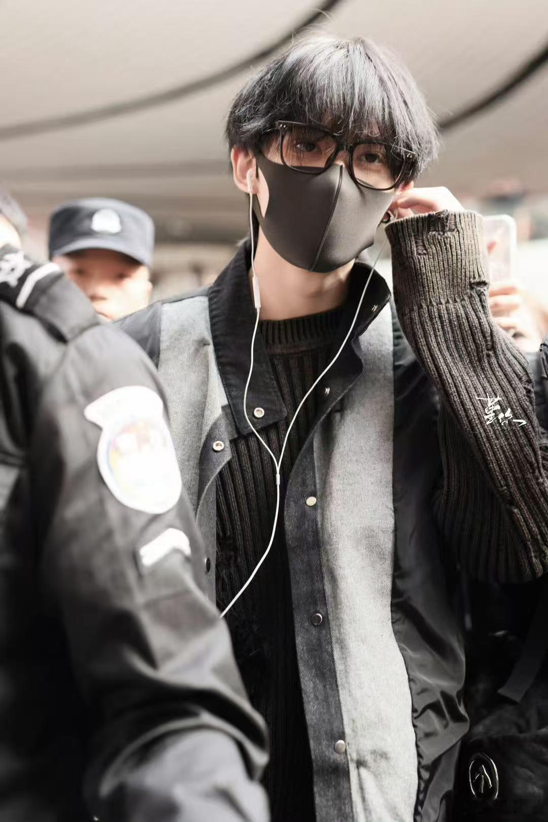 余宇涵出发荣耀之战 余宇涵这波机场造型直接戳中我，黑框眼镜显气质，叠穿穿搭层次感