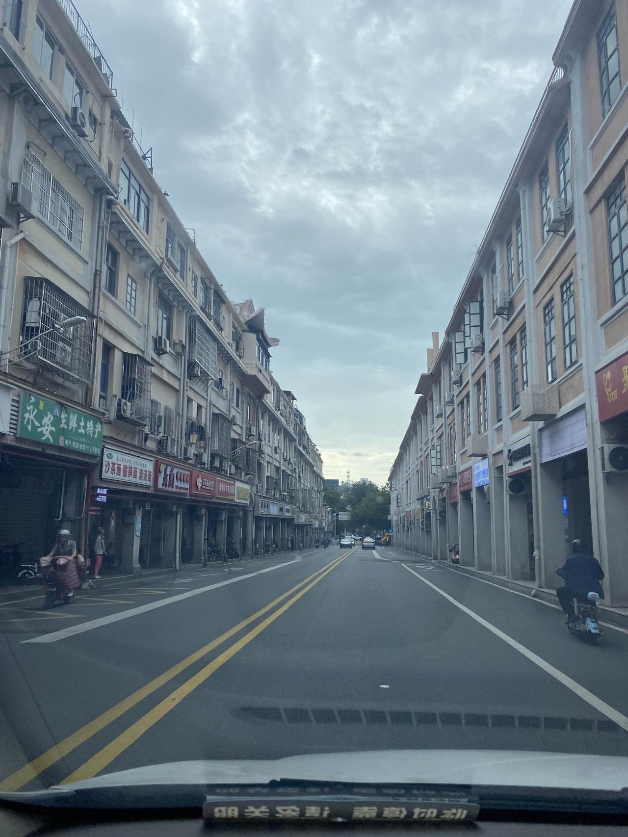 我认识一个快递小哥，他遇到天天在网上买衣服又天天退货的女青年，怎么处理的呐？
女