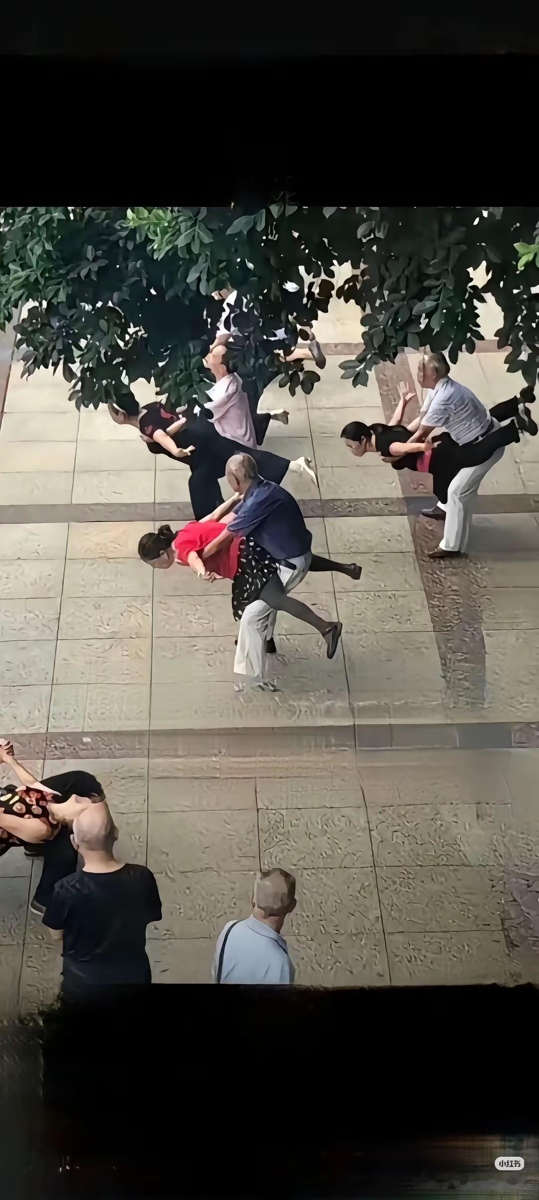 《舞姿》

大爷大妈这广场舞跳的富有激情，但似乎感觉哪里不对劲。
大爷就这么站立
