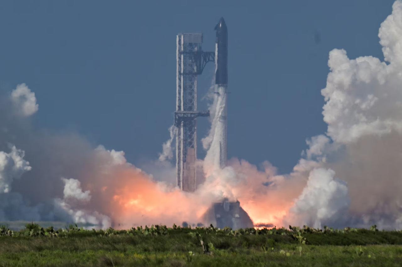 星舰V3首飞翻车？65分钟惊魂试飞，竟是SpaceX万亿IPO的终极路演

美东