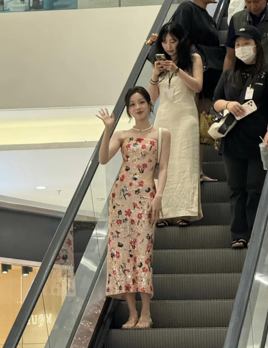 Live图直出的美貌！宋雨琦人群中好亮眼！
人群中最闪耀的你 美的毫不费力 人群