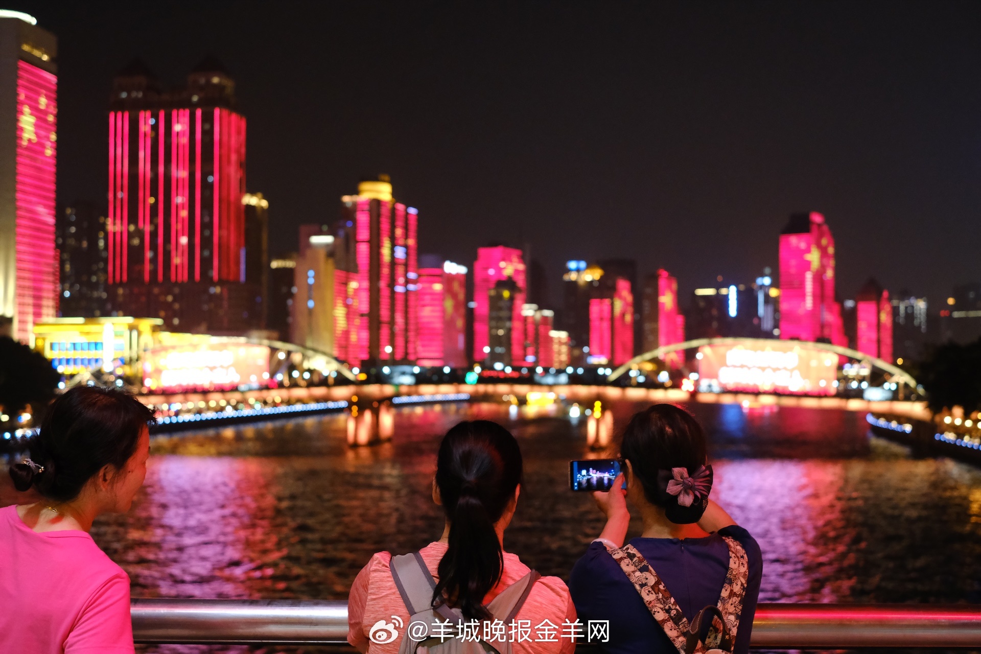 #晚安# 珠江夜色伴星辰，灯影摇入梦深，晚安好梦！ ​​​