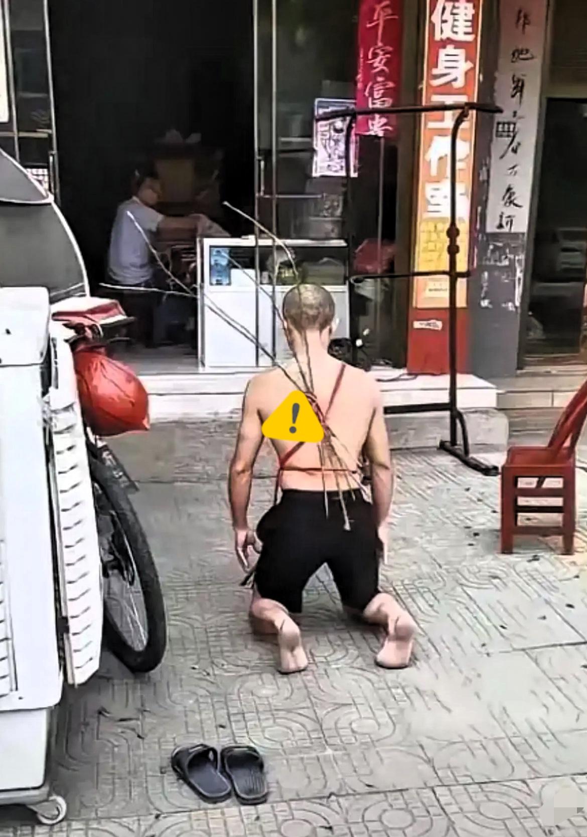 湖北一男子把父母30多万养老钱全偷光拿去赌，输得一分不剩，为了求原谅，背着荆条在