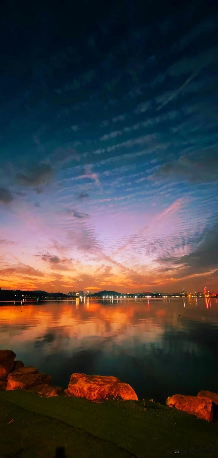 梦见我身在悬崖，还想护着身边所爱之人，最后她弃我而去。
我干脆定居在悬崖边上。