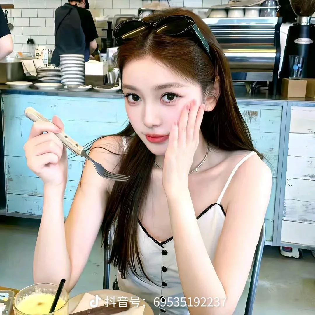 元气少女在咖啡馆享用美味甜品，生活好惬意！🌟🍰🍦甜系下午茶 女孩下午茶 精