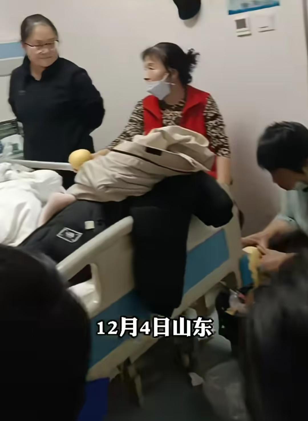 山东，一病房内却是两种不同处境，两老人同样都是脑血栓患者，一个子女和孙子都在身边