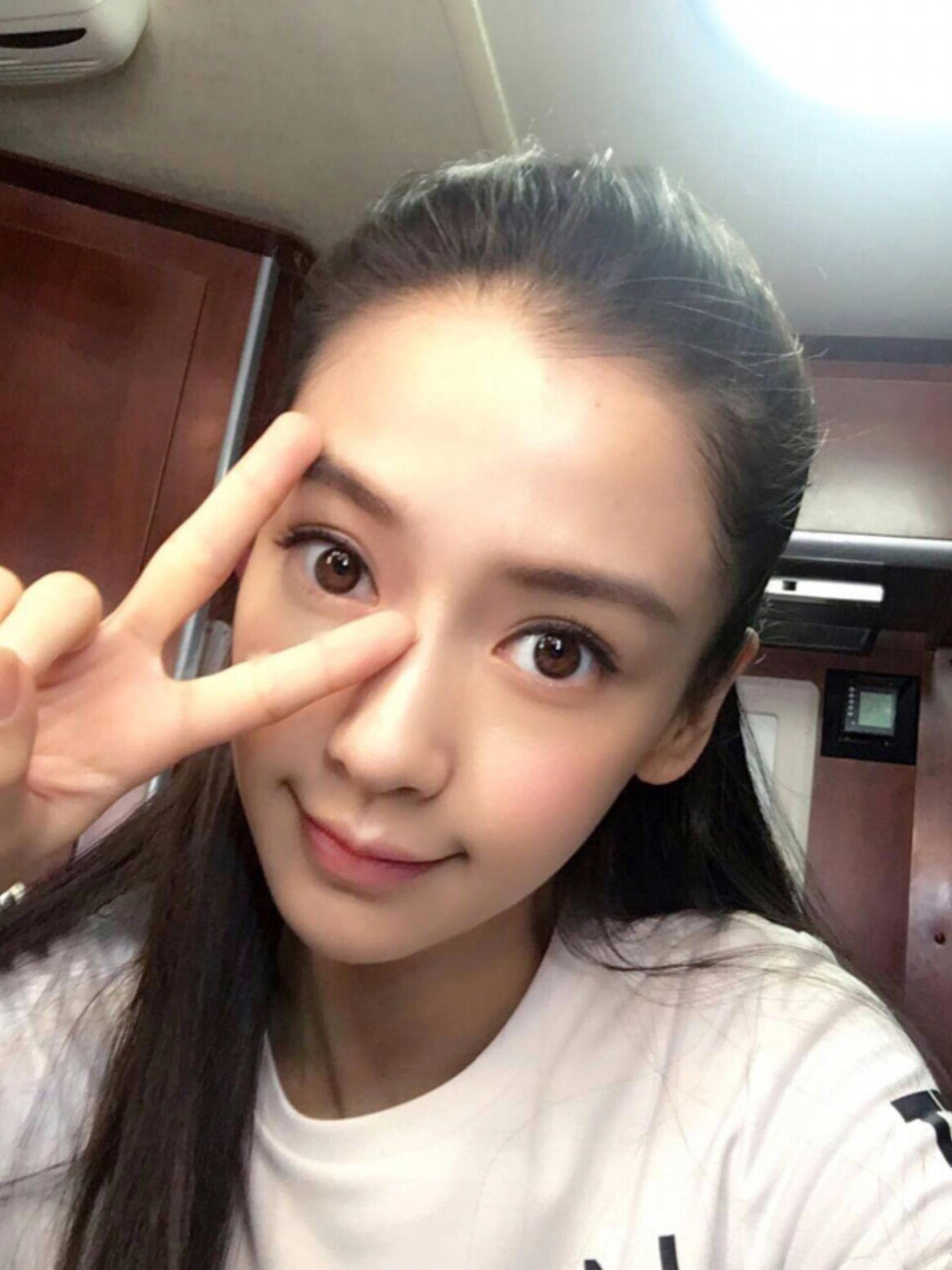 此女有些时候素颜比化妆还好看Angelababy参加小海绵学校义卖会