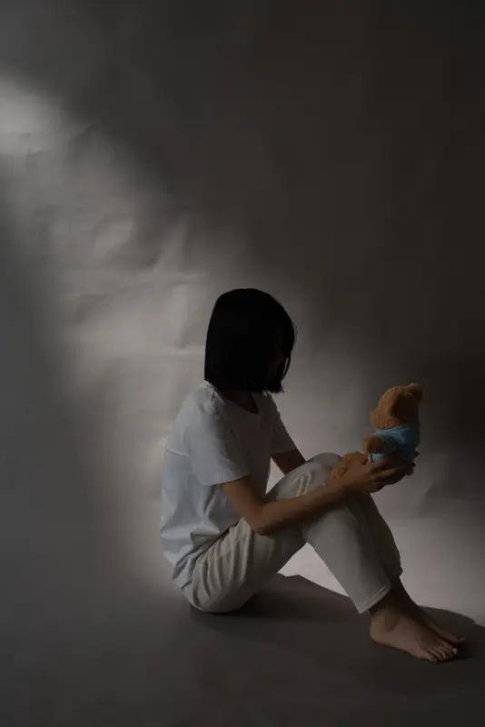 人在事业不成功，亲人又离你而去时，孤独感会如潮水般涌来。曾以为亲人会永远陪伴在身