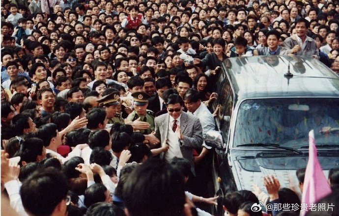 90年代，万梓良在内地，所到之处场面火爆 