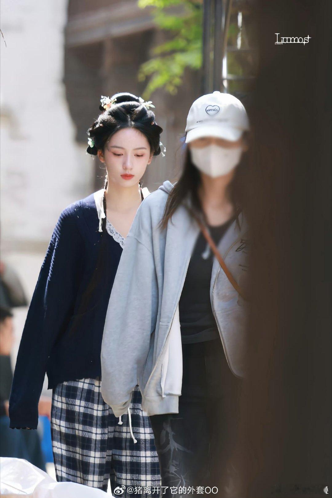 还行这发型有种“没太看到很多”感有点像徽柔的没刘海版 ​​​