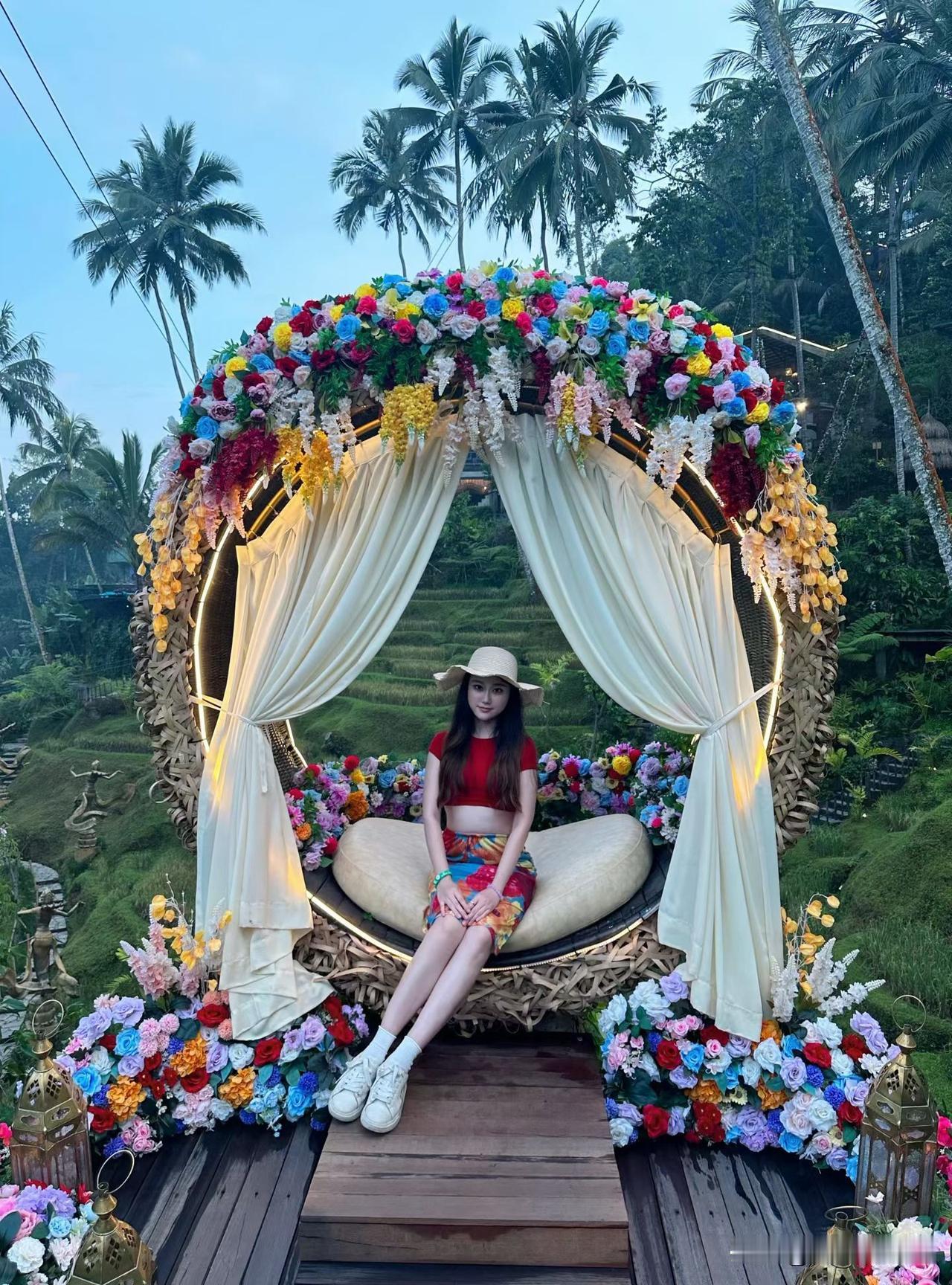 梦幻花海中的少女，置身于浪漫花架下，享受宁静时光你觉得温带海景哪里最美? 花海少