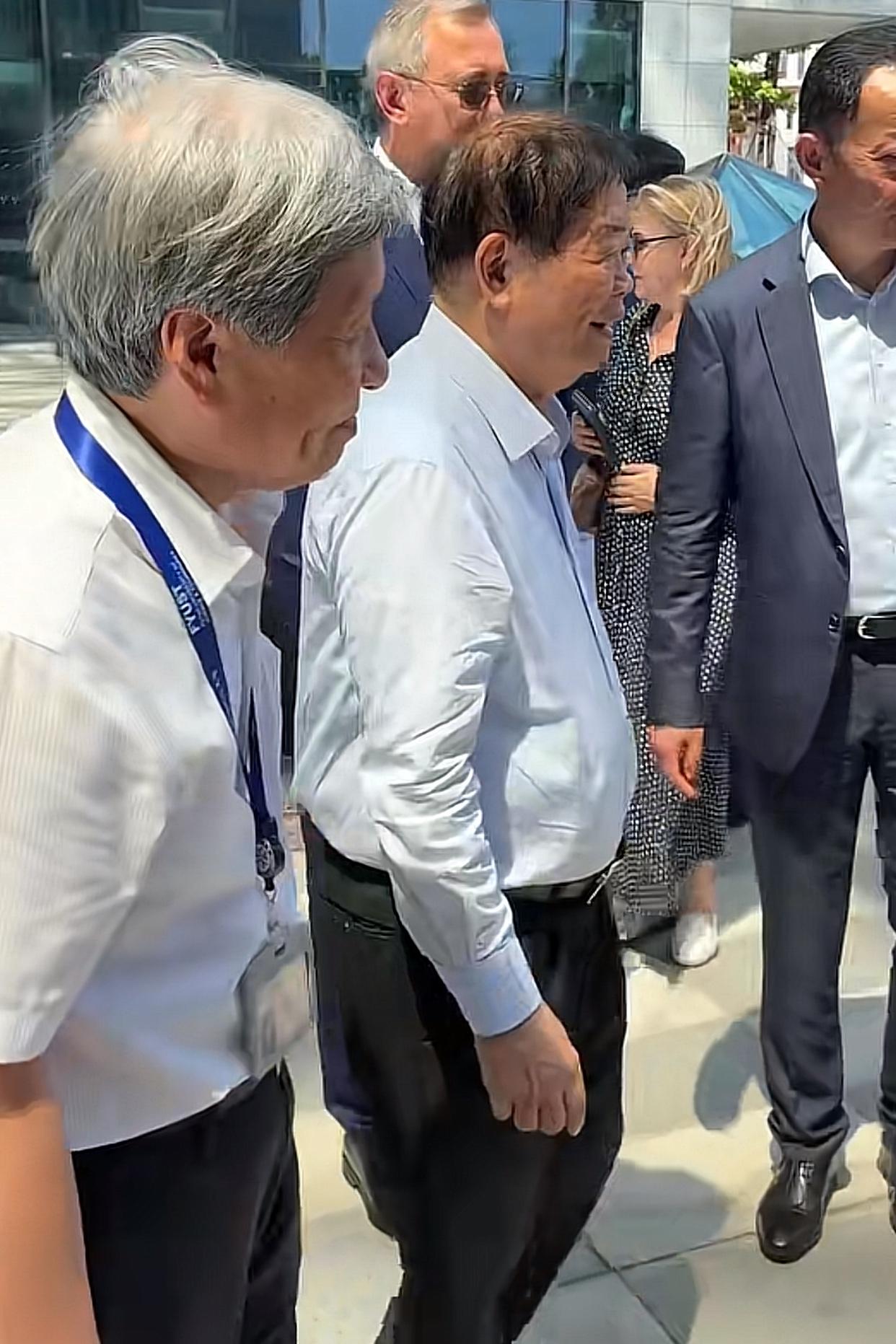 福耀科技大学曹德旺亲自迎新
估计最激动的就是新生了
进了曹德旺亲自盯出来的学校，