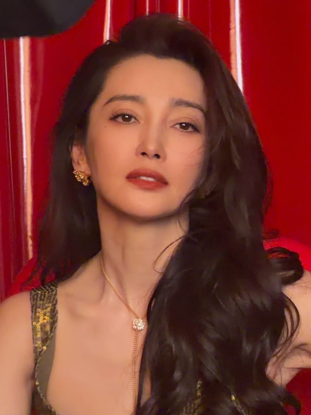 李冰冰生图vs精修图 李冰冰的生图状态真的绝了！那种由内而外的自信和从容，比任何