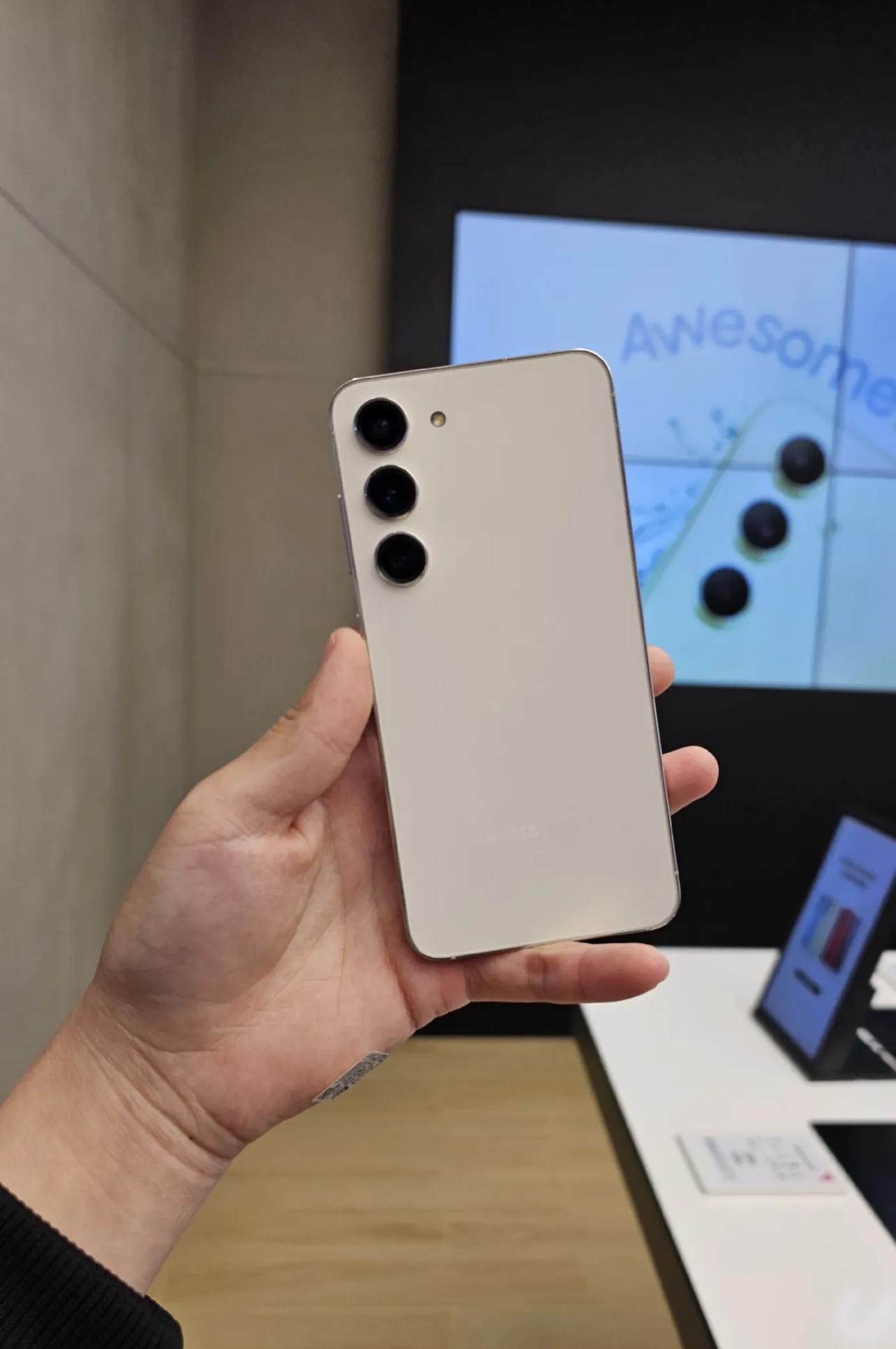 最新消息爆料，三星S24还在玩8G运存。苹果iPhone16标准版也依旧60Hz