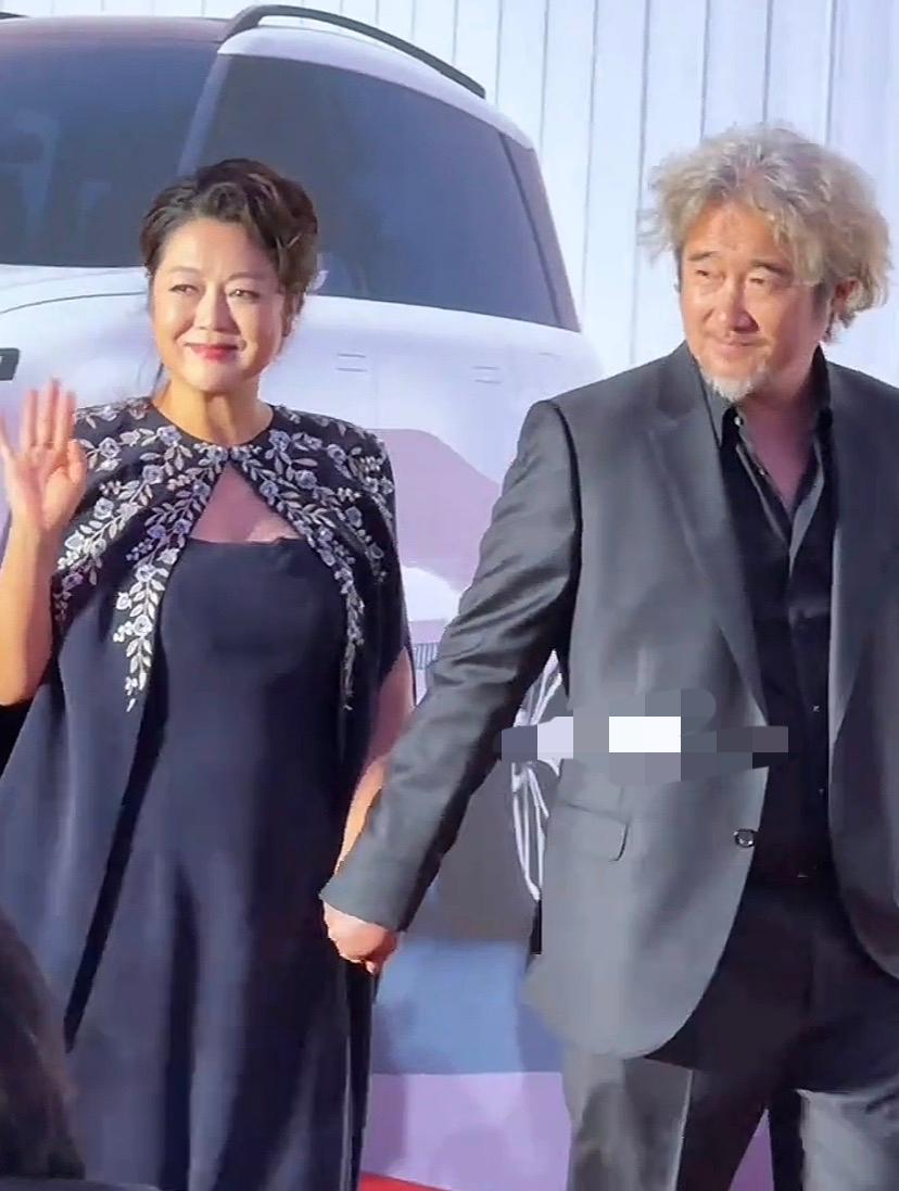 之前网上说王茜华和沈航离婚了，还在她视频下面留言问她是不是真的，不过王茜华没有回