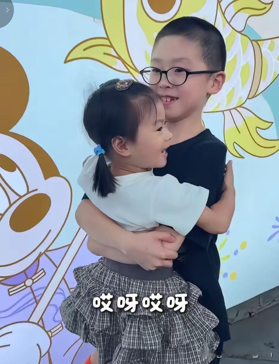 大胖的儿子凉皮之前因为被美丽姐理了个寸头，一时接受不了，哭得可伤心了。

寸头确