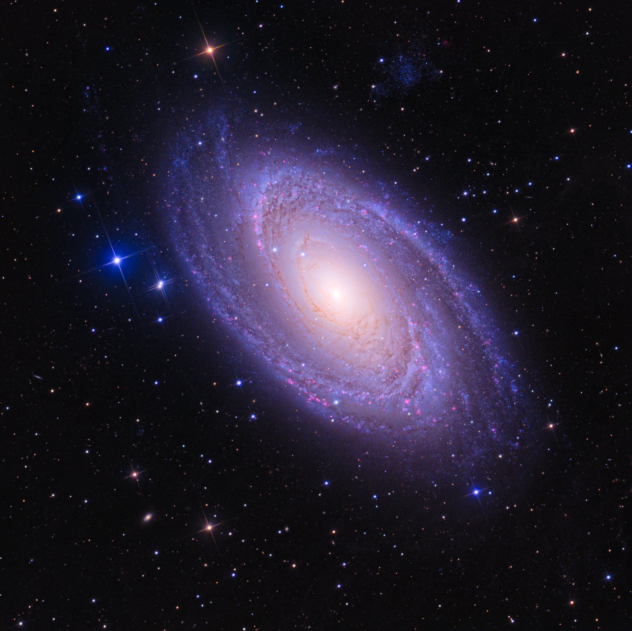 美丽的螺旋星系 M81，距离地球 1200 万光年。 ​​​