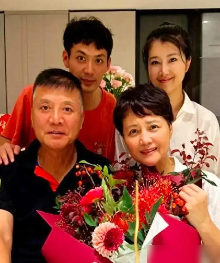 30岁生日那天，她官宣离婚，带着4岁女儿回了娘家。继父在直播间哽咽，说要给她铺路