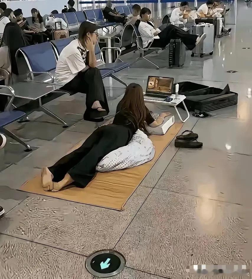 车站里面打地铺，真不把自己当外人啊