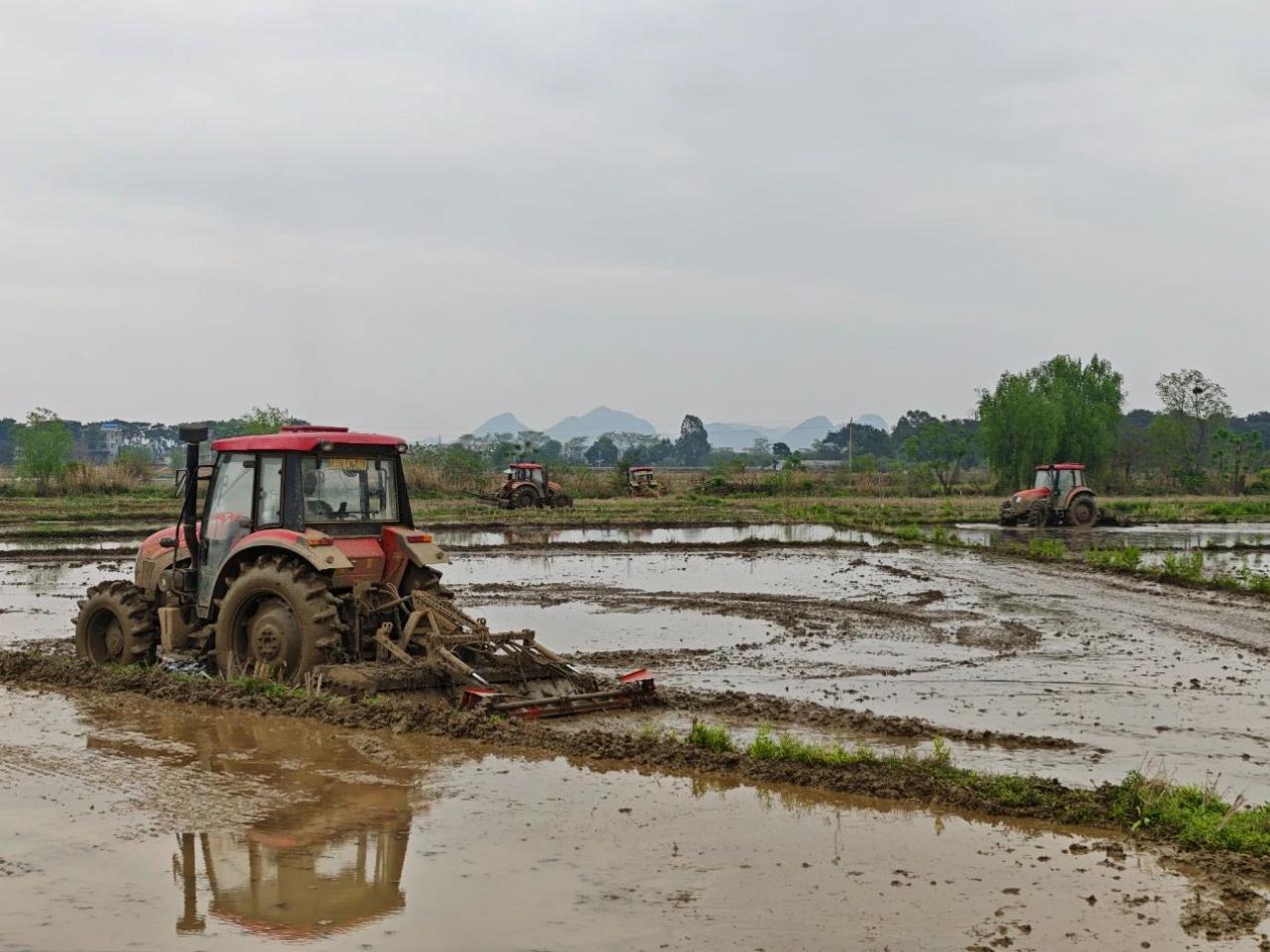 科技又进一步走进了老百姓的生活[赞]
近日，一农村小伙子发明了遥控耕田机引起网友