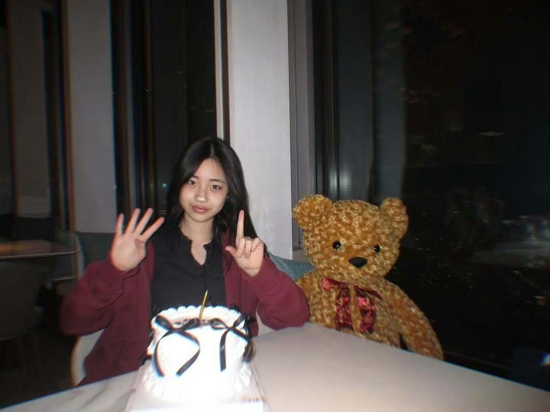 许老三迎来十四岁生日🎂

妈妈小S在评论区送上祝福：“恭贺皇后殿下～愿您福泰安