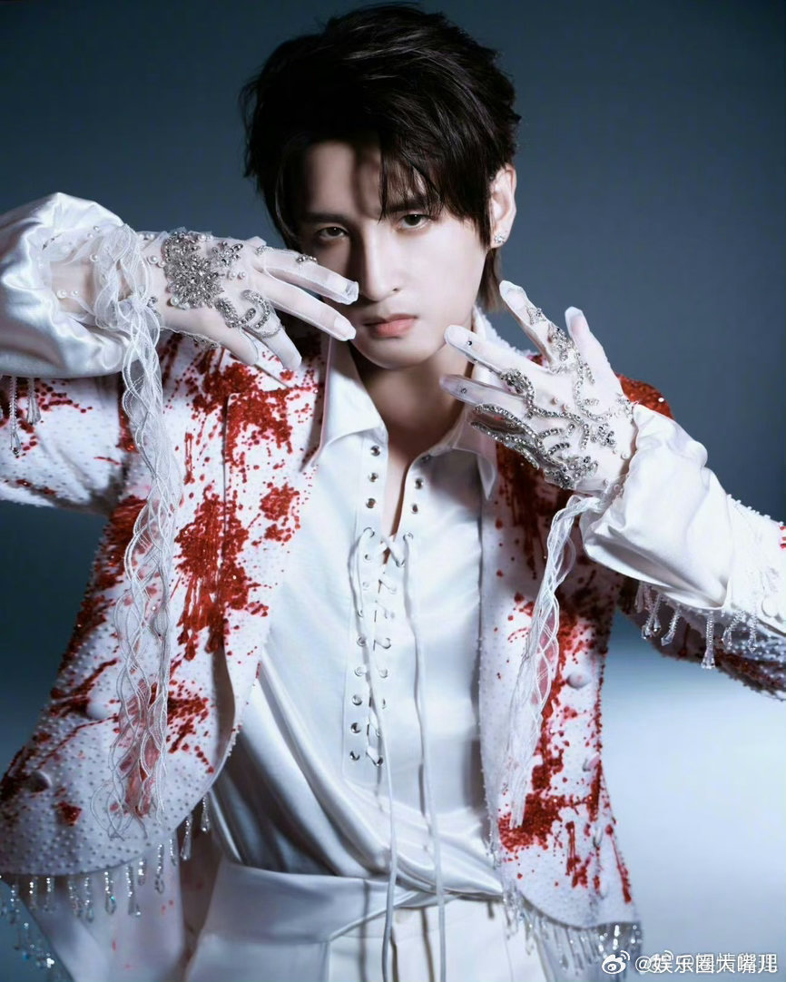 张远回应自己手小抓财 张远和元宝姐姐的互动确实太好笑了。粉丝发现他手套没塞满，他