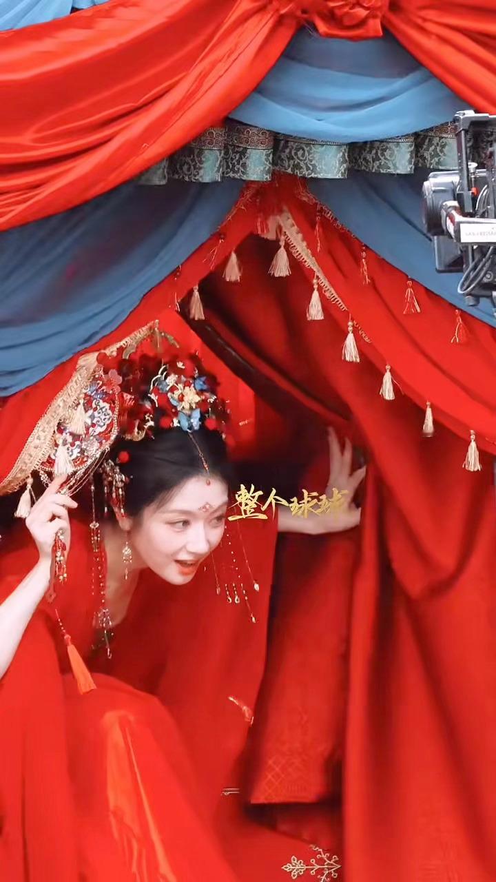 十里红妆出嫁[抱一抱][抱一抱]掀起帘子一张美脸[拜托]李兰迪千云兮出嫁造型李兰