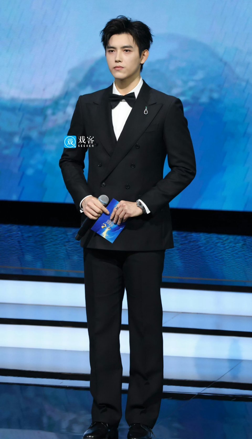 下半张脸真的越来越陈凯歌了 