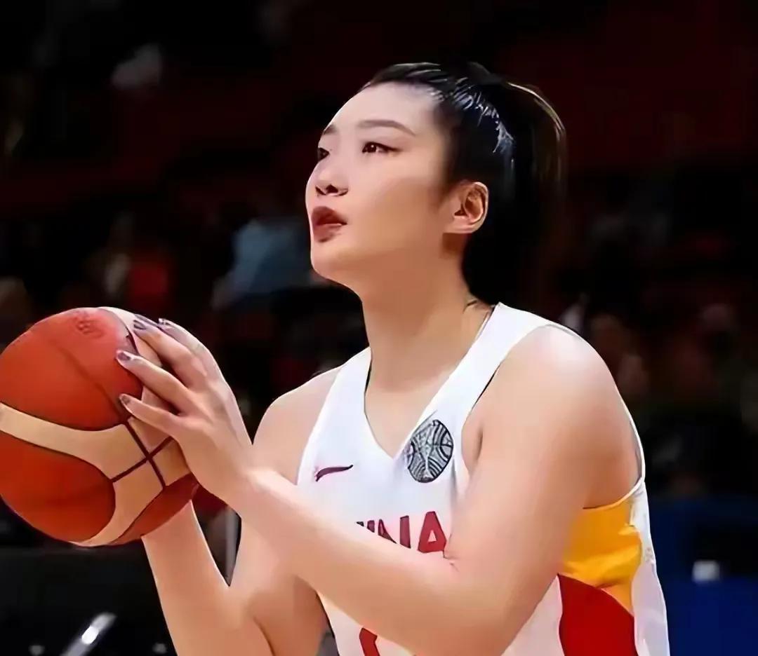 中国女篮，你们更喜欢哪位运动员呢李梦能让广大球迷喜欢的是她的励志人生和拼搏精神，
