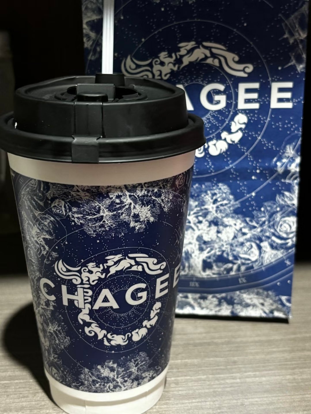 霸王茶姬霸王茶姬 明知后劲巨大，还是抵挡不住霸王茶姬，美味到手，失眠如约而至。唉