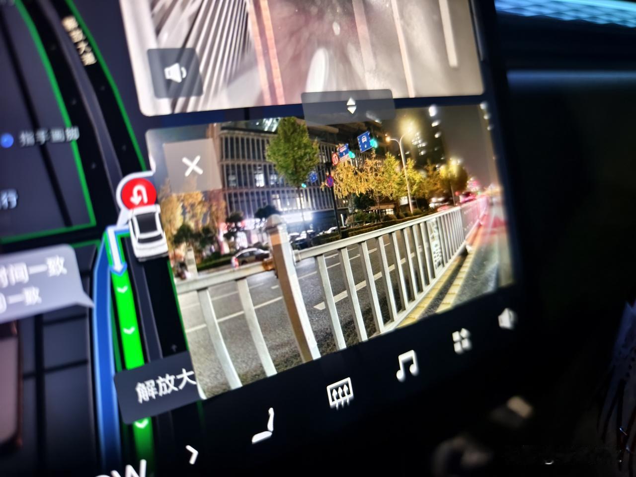 极氪这电子后视镜确实还挺清楚的。如果可以常驻屏幕就可以当后视镜用了。但是貌似不能