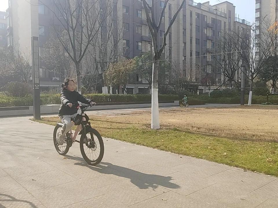 冬日阳光明媚，晒太阳是最舒服的。