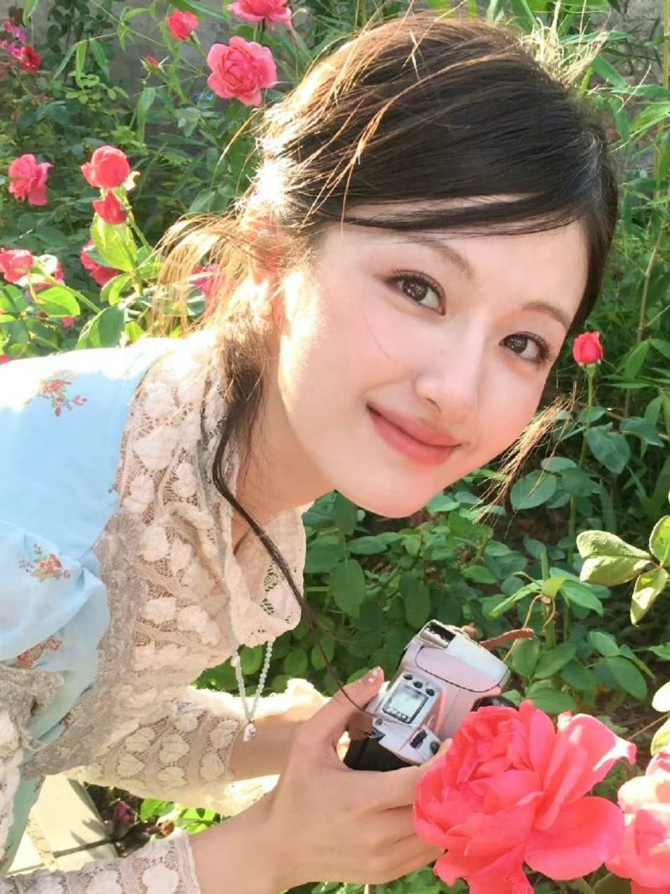 李兰迪 她的瞳 和兰迪很适配啊  兰迪琥珀色的眼睛超漂亮  感觉会有很多特写[舔