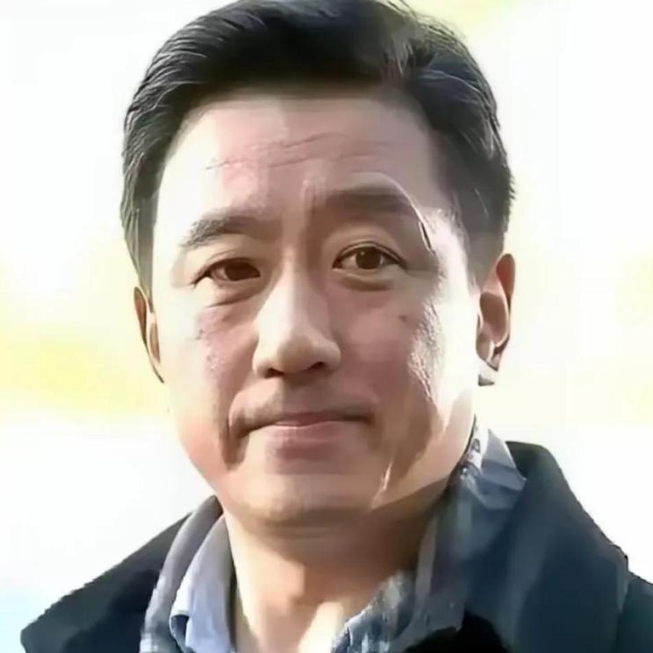戏都拍了七成，男主临时坐地起价，片酬必须翻倍，不给就直接罢演拿捏剧组。
 
导演
