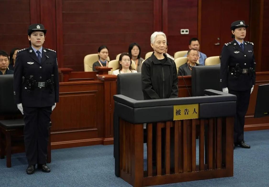 李微微受贿超1亿被判无期徒刑，中国艺术研究院原院长连辑被查，看到这些贪官污吏被查