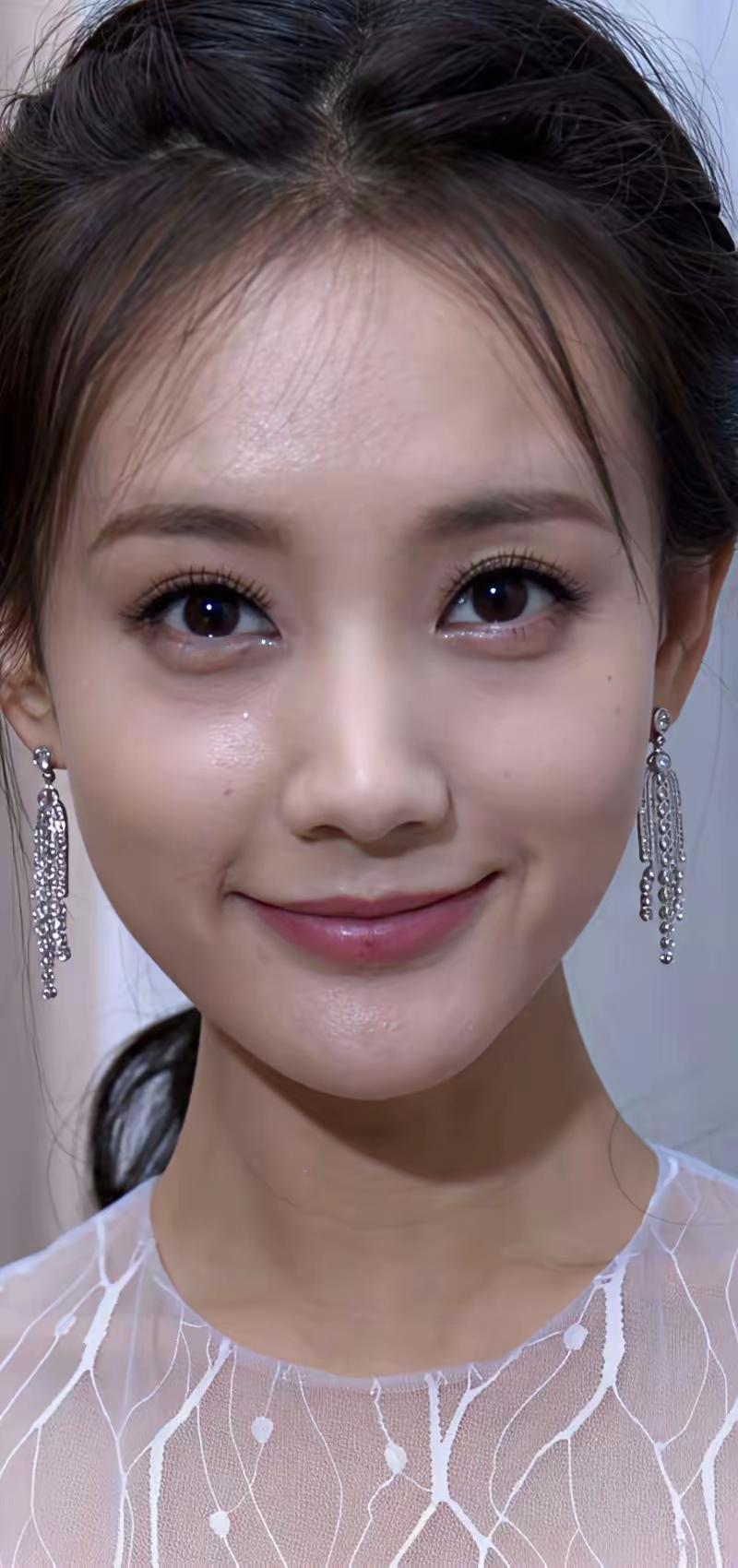 她是典型的江南淡颜美女，不是一眼惊艳，但越看越有味道，自带温婉清冷的氛围感[祝福