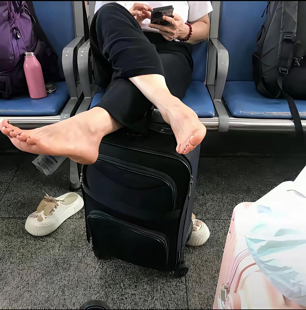 这几个女的人长得很漂亮，但是她们的姿势都很不漂亮！
