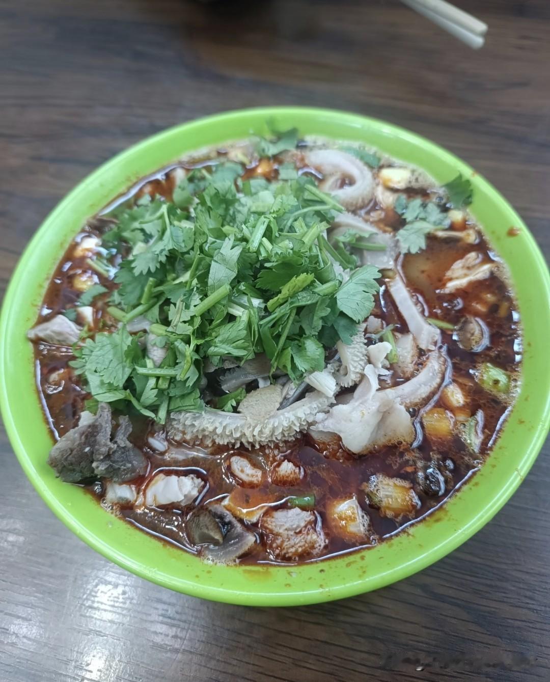 个人认为，早餐是一天最主要的一顿饭。不吃早饭，我会感觉头晕心慌、胃酸翻涌，情绪也