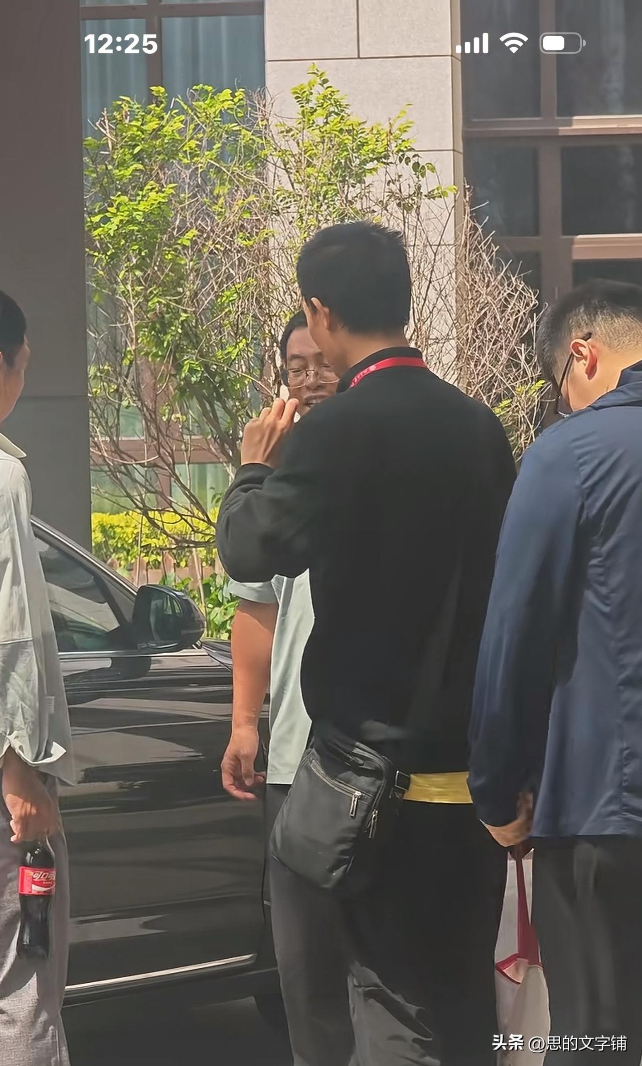 韦神又露面了，应该是参加一个会议后，
一行人离开酒店，
同行人十分关心他，问他晕