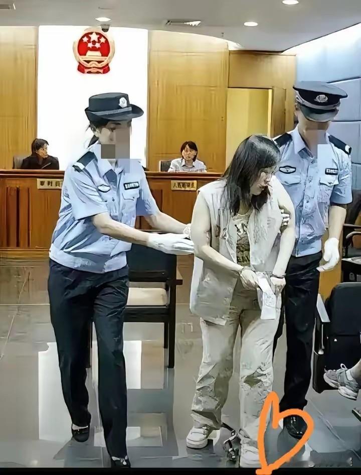 江苏58岁女老师有多么想不开，都58岁了，还不退，还在学校耗着，她这个岁数不退，