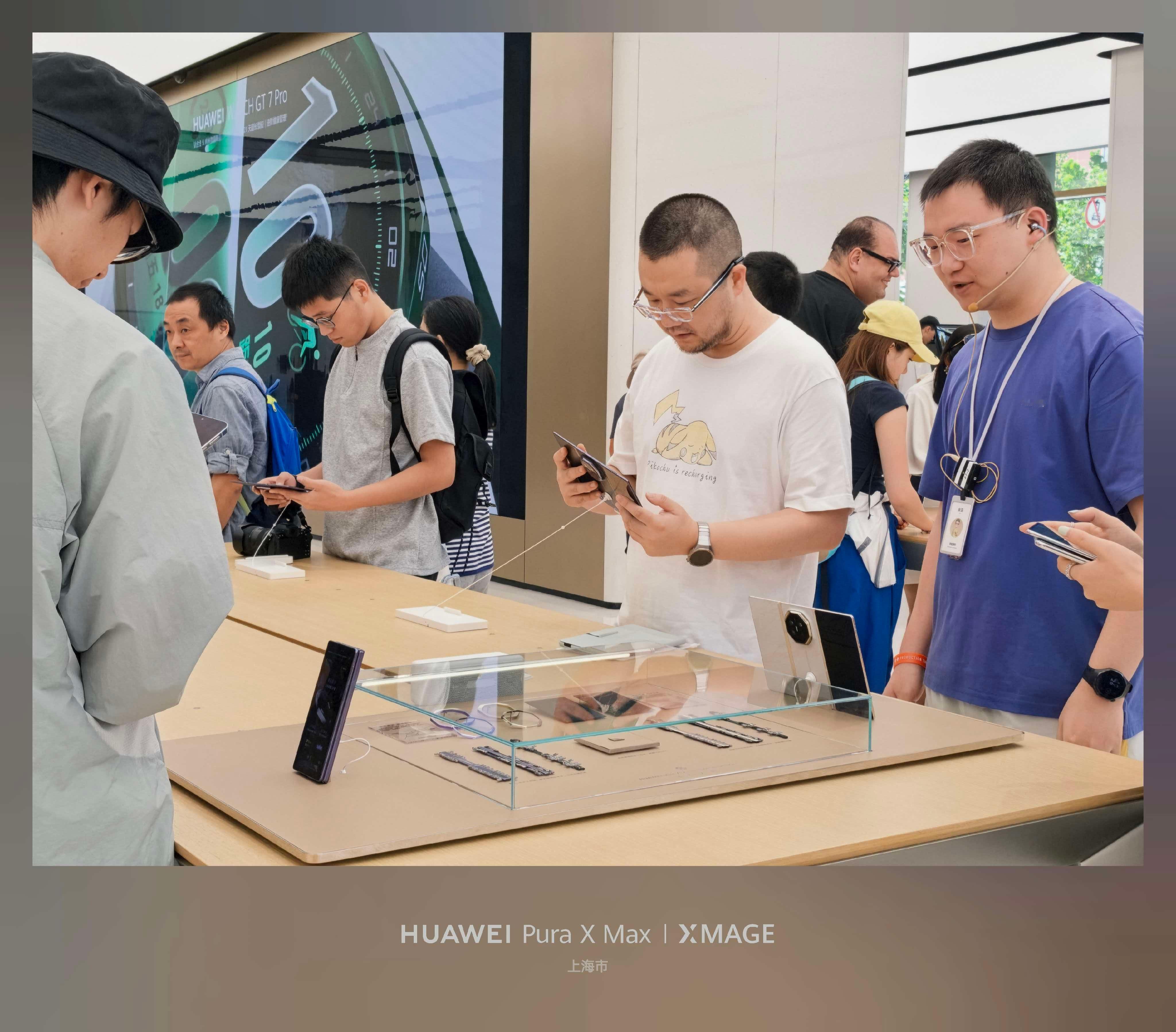 华为展翼三折叠首批用户口碑今天线下门店是真热闹，不少人专门过来体验展翼三折叠。真