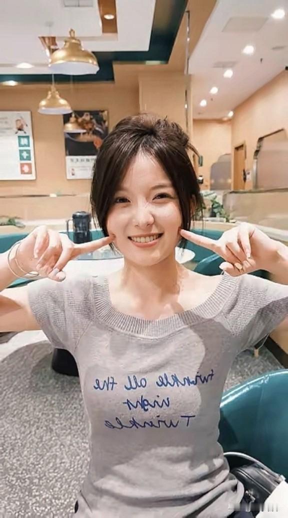 小姐姐松弛感直接焊在身上！丸子头+灰针织buff叠满，暗号“今夜闪爆”✨，指尖比