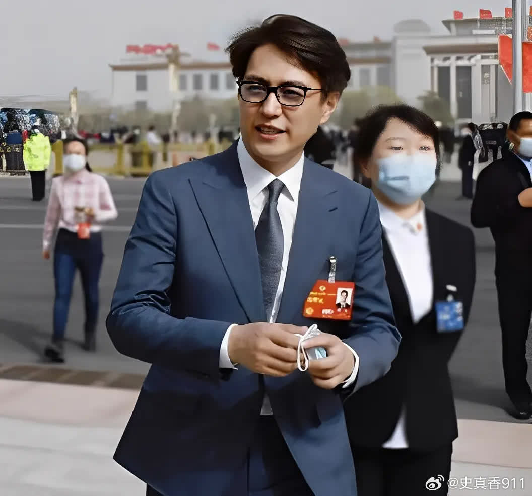 2006年，靳东因为拍摄《悲情母子》与江珊结识，并对年长她9岁的江珊一见倾心，同